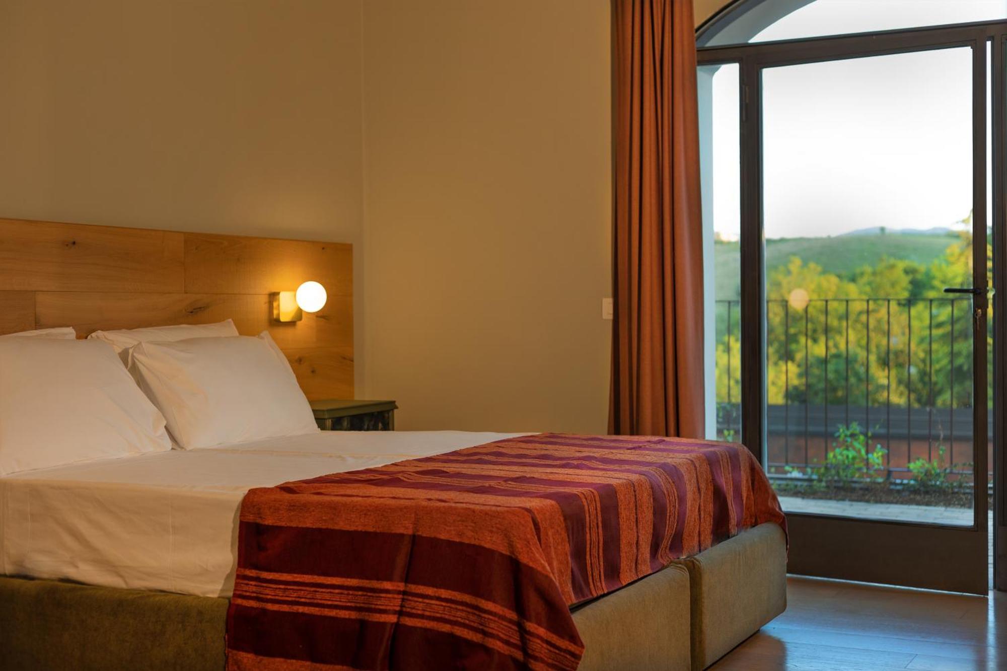 Luce Boutique Hotel Fortunago Exteriör bild